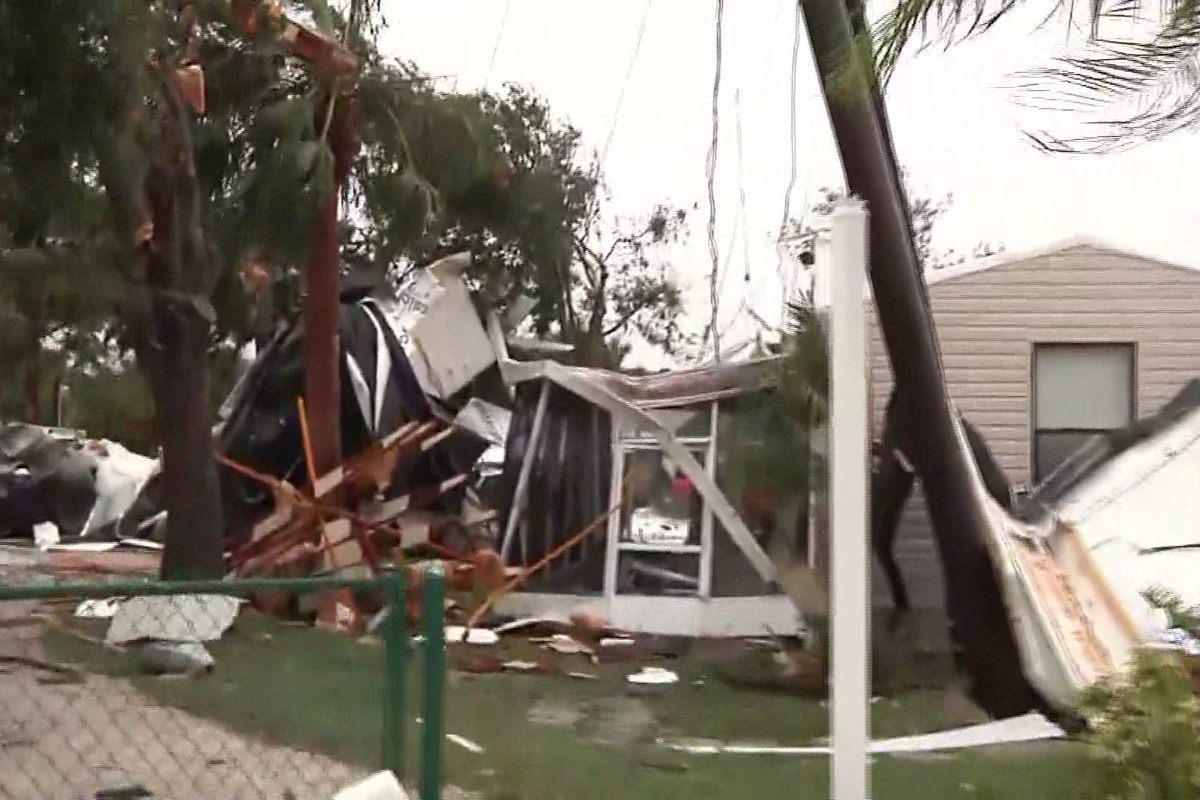 Tornado arrasa con casas móviles en Florida - WAPA.tv - Noticias - Videos