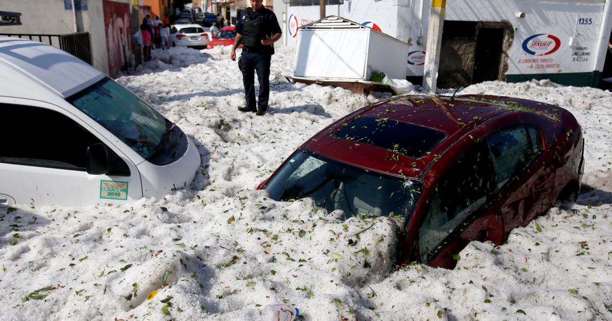 Carros quedan cubiertos de hielo tras tormenta de granizo ...